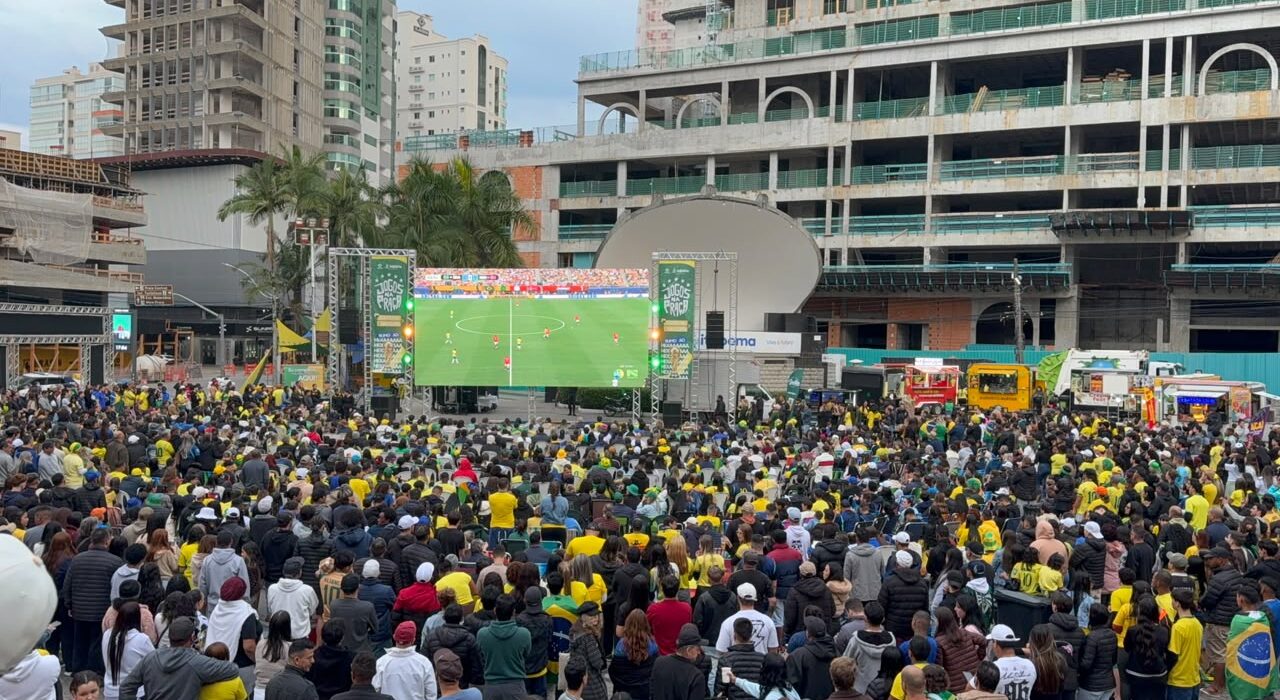Praça da Paz em Itapema Recebe Público Recorde para Transmissão da Copa