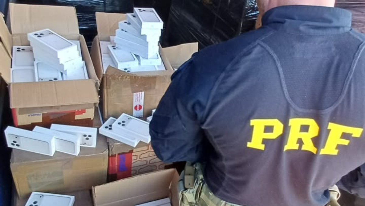 PRF apreende carga de R$ 20 milhões com 1,7 mil celulares em Itapema