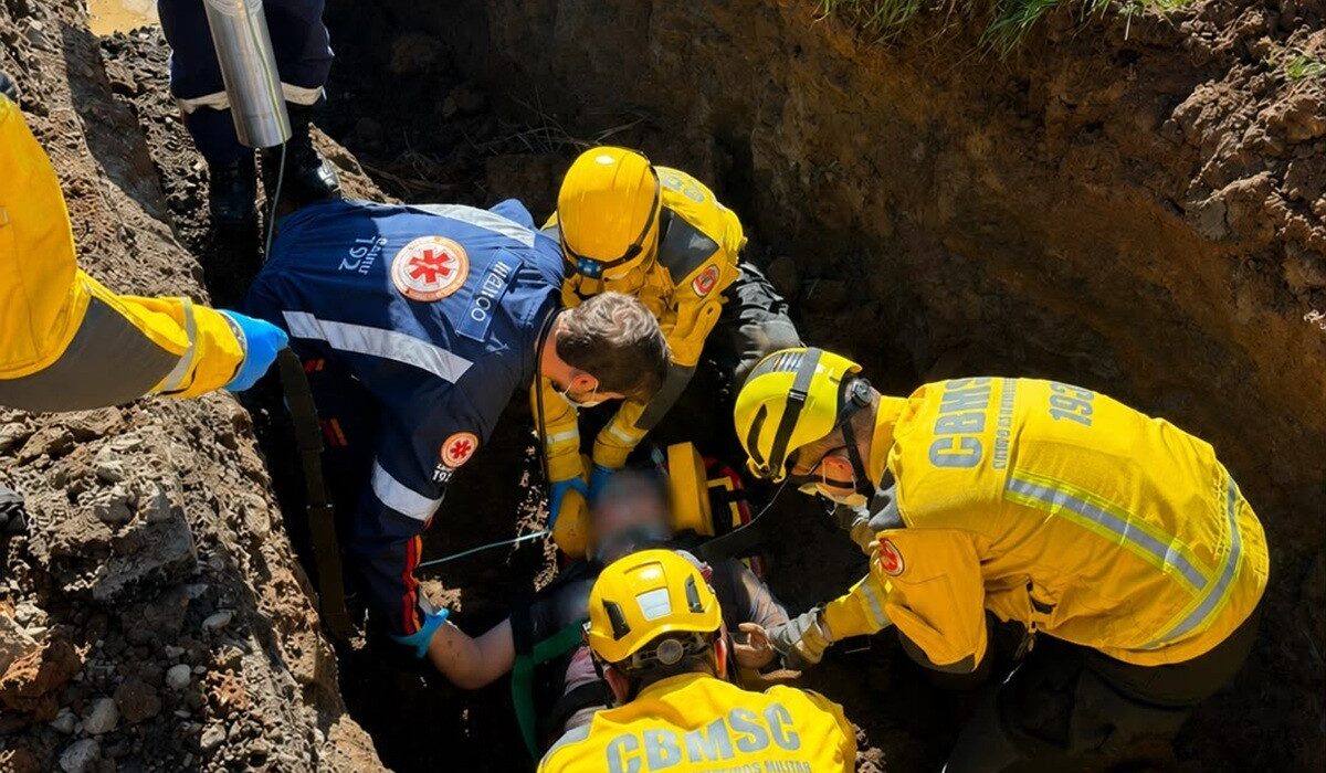 Trabalhador soterrado em vala de 2 metros é resgatado por colegas em Curitibanos, SC