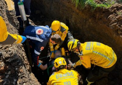 Trabalhador soterrado em vala de 2 metros é resgatado por colegas em Curitibanos, SC