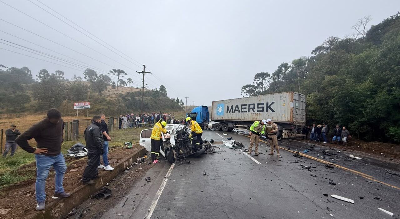 Tragédia na Serra Dona Francisca: Bebê e Dois Adultos Morrem em Colisão entre Carro e Carreta