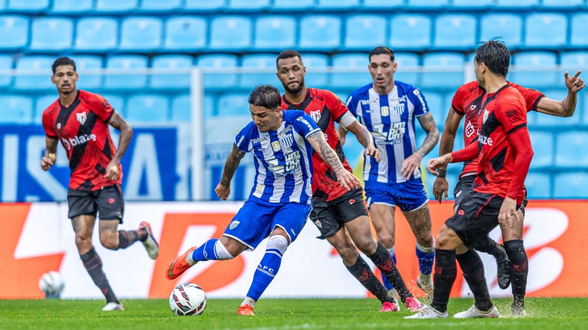 Avaí perde para o Atlético-GO nos acréscimos em jogo equilibrado na Ressacada