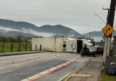 Caminhão tomba e interdita totalmente Avenida José Neoli Cruz no Alto Perequê, em Porto Belo