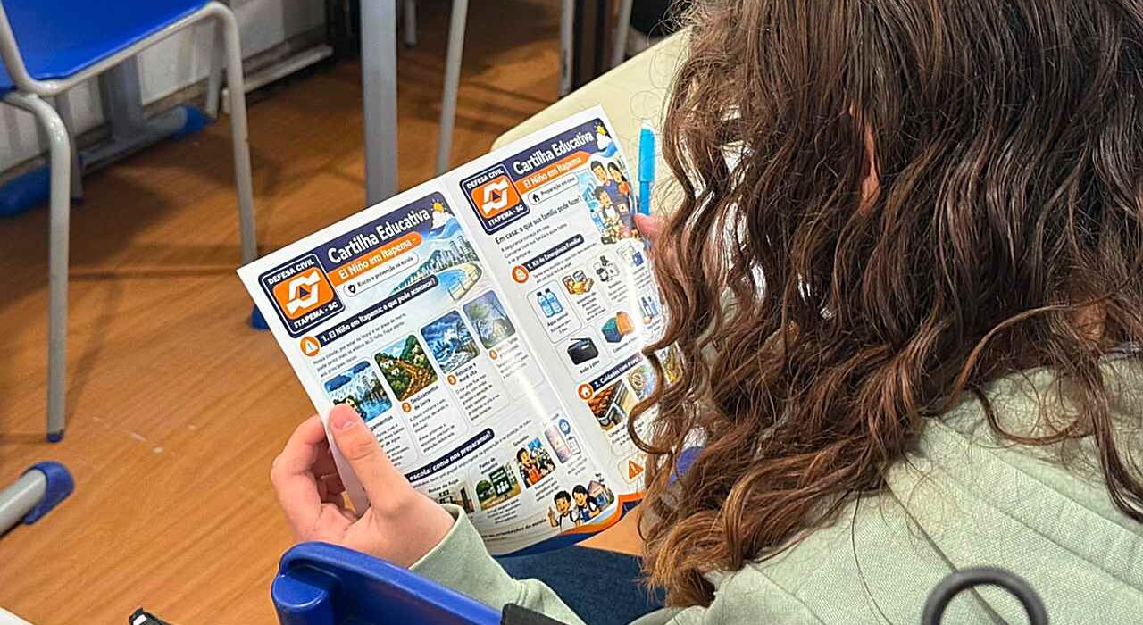 Defesa Civil de Itapema leva cartilha sobre o El Niño às escolas do município