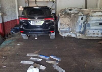 Desmanche clandestino com carros furtados é descoberto em Gaspar