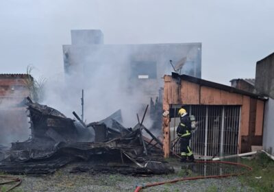 Incêndio destrói casa de madeira no Morretes e família estima prejuízo de R$ 300 mil em Itapema