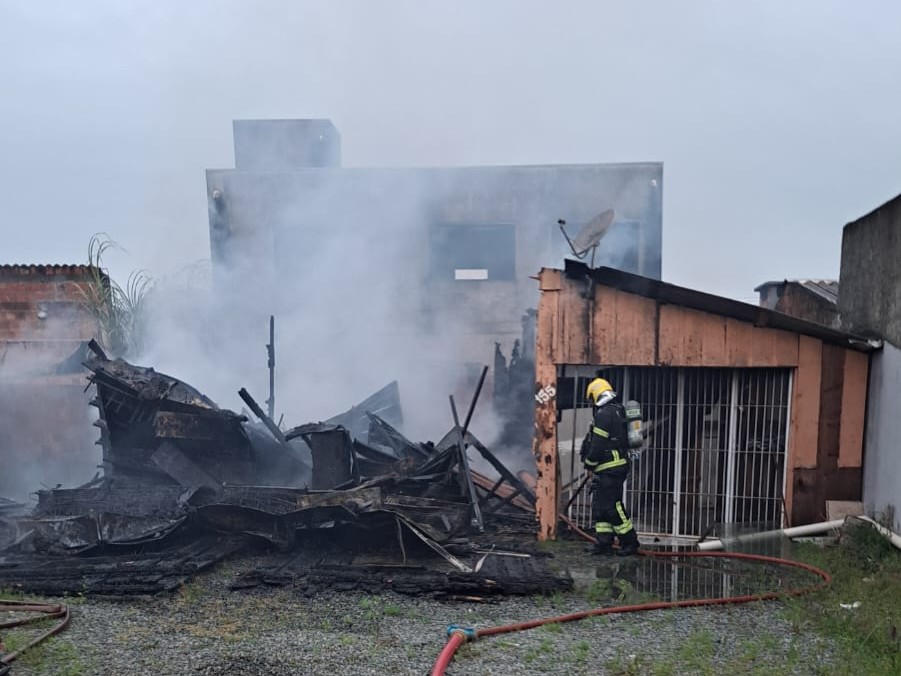 Incêndio destrói casa de madeira no Morretes e família estima prejuízo de R$ 300 mil em Itapema