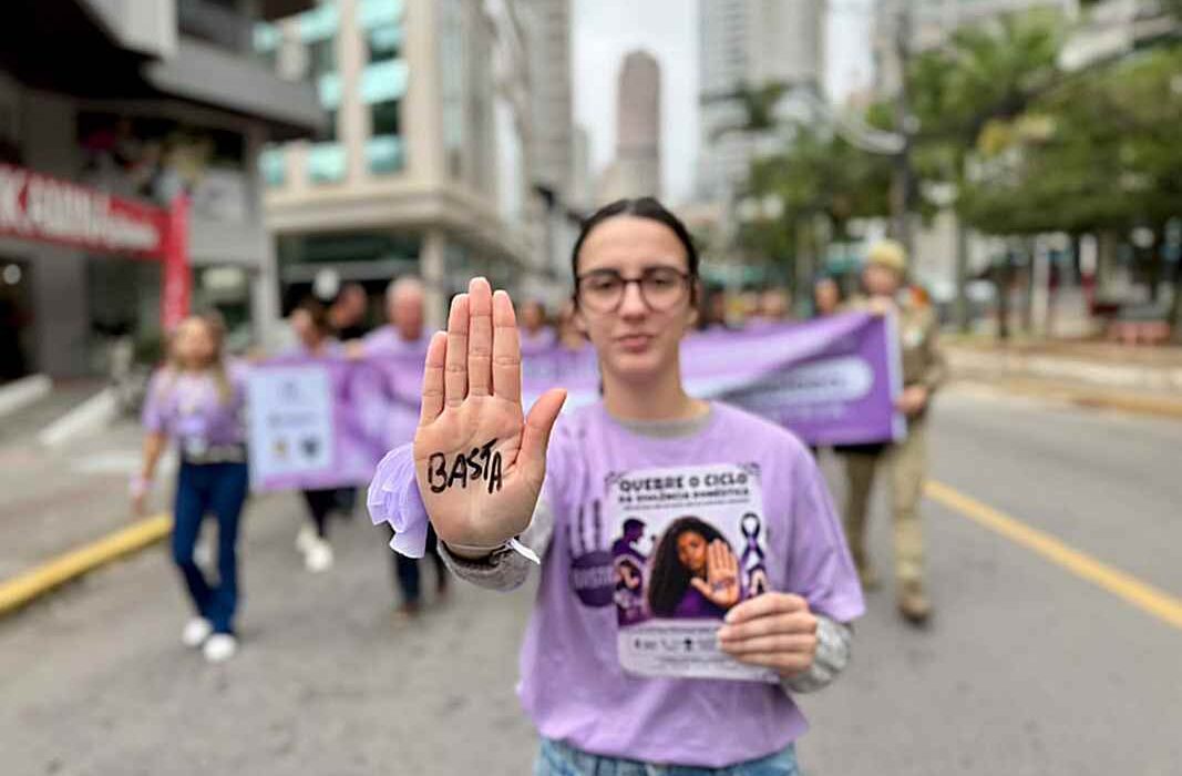 Itapema encerra Agosto Lilás com caminhada e mês de ações contra violência à mulher