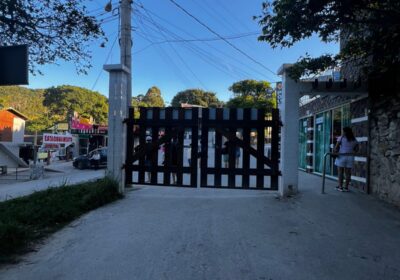 Justiça manda Bombinhas retirar portão que bloqueia acesso à Praia da Sepultura