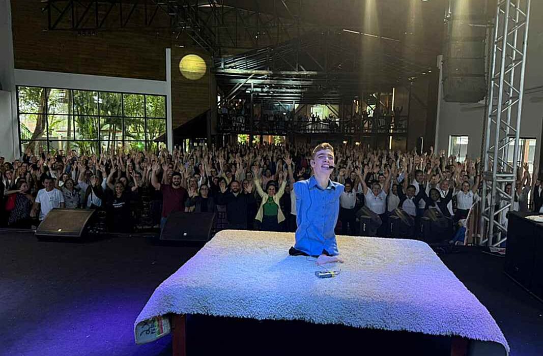 Palestrante Tiago Linck emociona educadores de Itapema com relato de superação