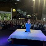 Palestrante Tiago Linck emociona educadores de Itapema com relato de superação