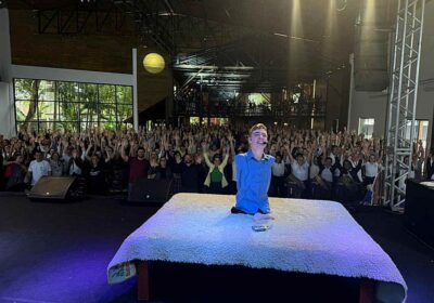 Palestrante Tiago Linck emociona educadores de Itapema com relato de superação