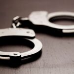 PM prende suspeitos de aplicar golpes pela internet em Itapema e apreende celulares e drogas