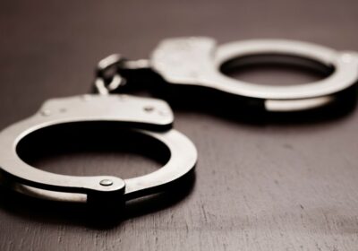 PM prende suspeitos de aplicar golpes pela internet em Itapema e apreende celulares e drogas