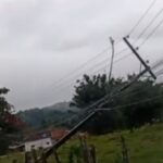 Vento forte deixa 1,6 mil unidades sem energia em Porto Belo