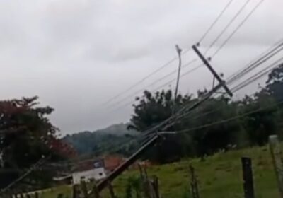 Vento forte deixa 1,6 mil unidades sem energia em Porto Belo