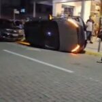 Carro capota após acidente na Terceira Avenida em Itapema