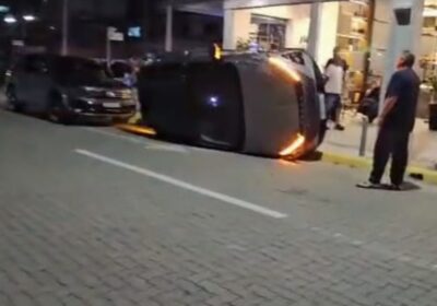 Carro capota após acidente na Terceira Avenida em Itapema