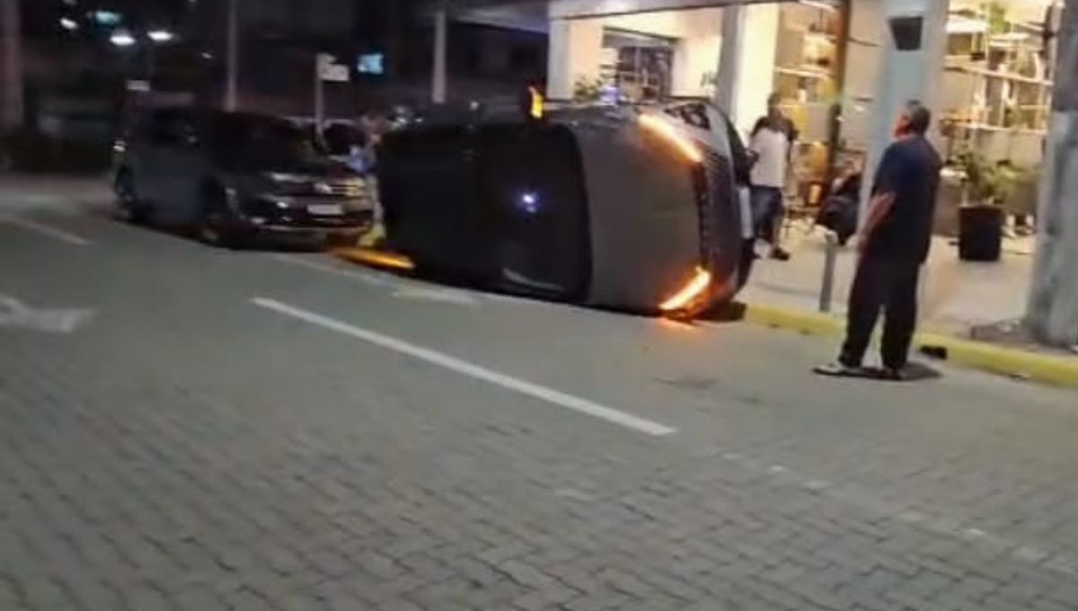 Carro capota após acidente na Terceira Avenida em Itapema