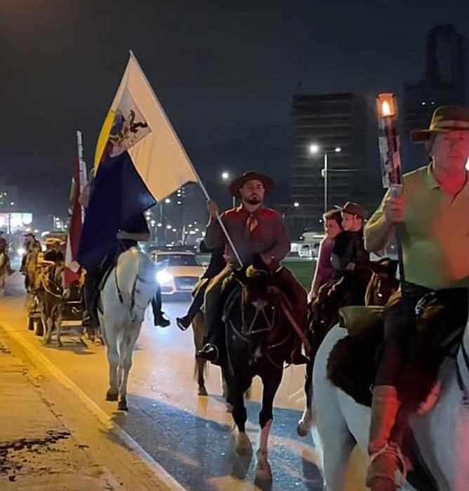 Chama Crioula percorre Itapema e abre a 2ª Festa Farroupilha