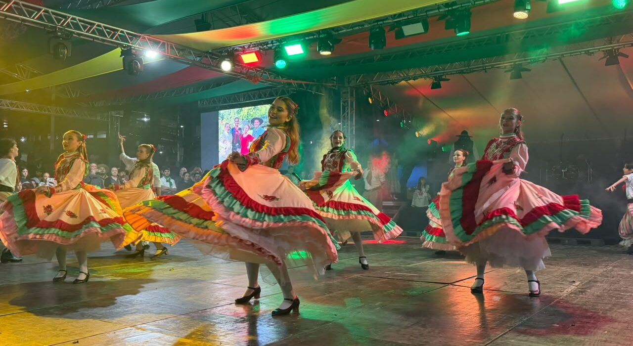 Festa Farroupilha lota Praça da Paz em Itapema e prefeito anuncia construção de novo CTG