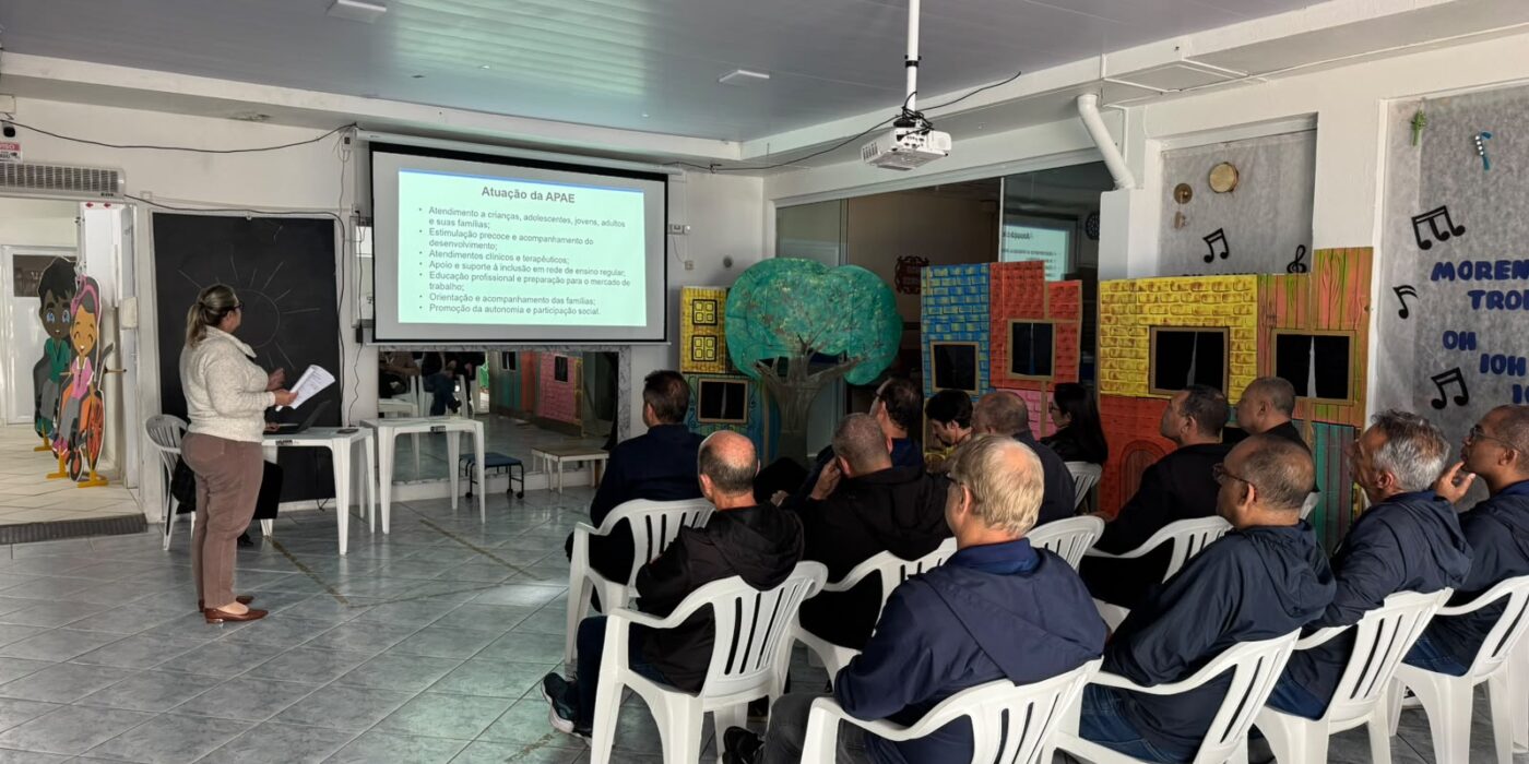 Itapema capacita monitores de escolas para fortalecer educação inclusiva