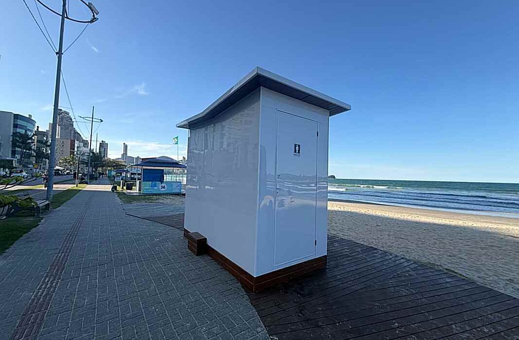 Itapema começa a instalar 20 novos banheiros públicos na orla