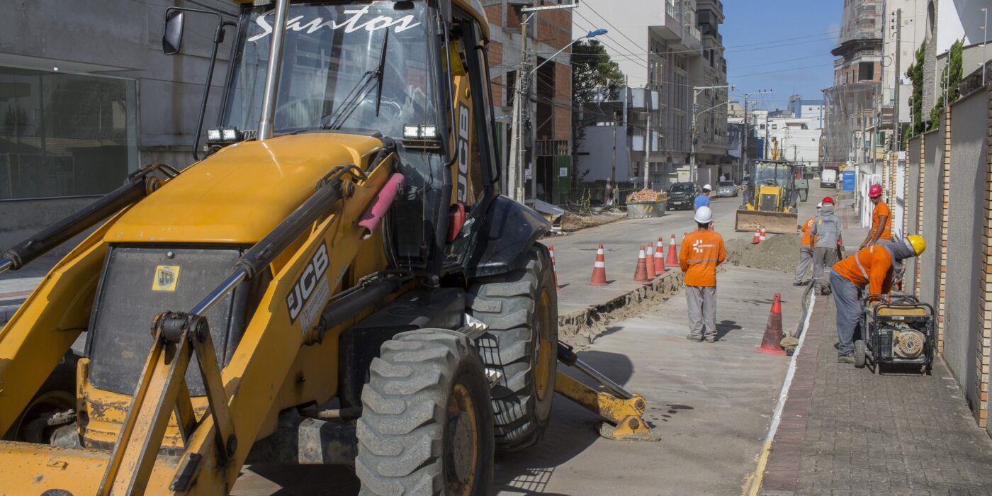 Obras de saneamento causam interdição total em ruas de seis bairros de Itapema até sexta-feira