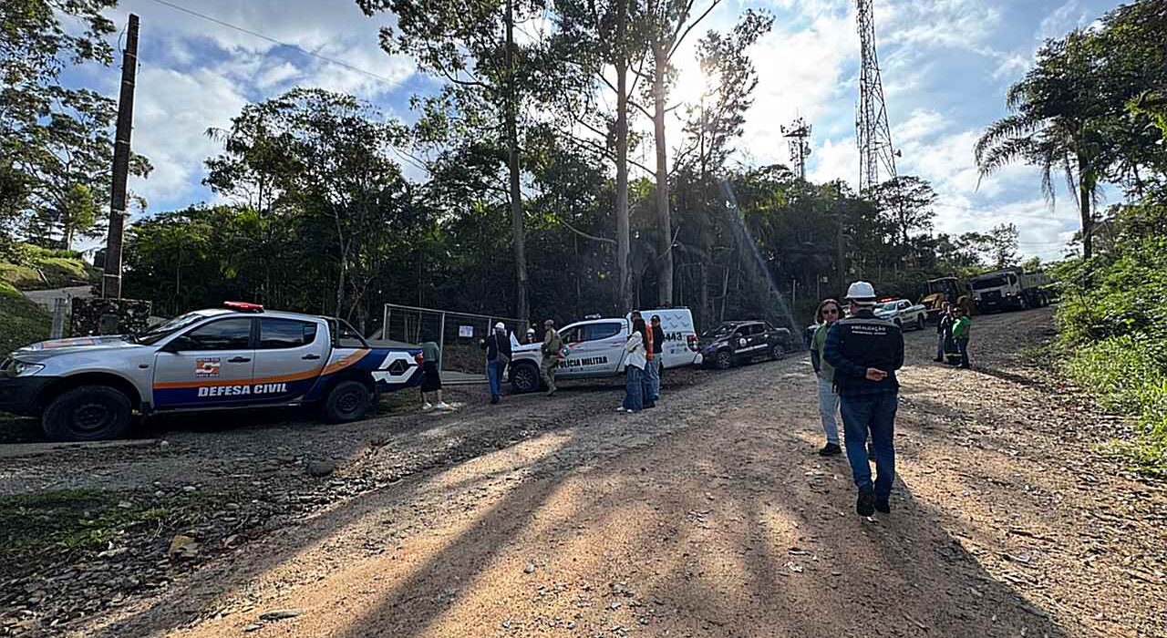 Prefeitura de Porto Belo demole construções irregulares na Estrada Parque